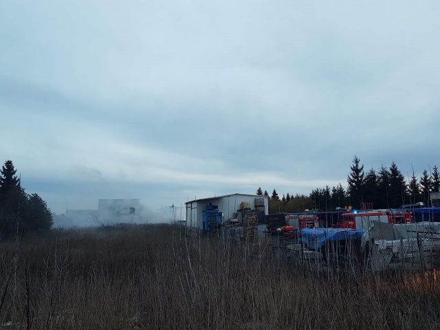 Pożar na terenie jednej z lubelskich firm. Trwa akcja gaśnicza w hali magazynowej (zdjęcia)