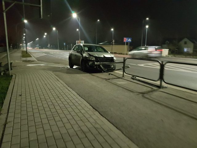 Pas jezdni się skończył, pojechał prosto. Toyota uderzył w znajdujące się na końcu barierki (zdjęcia)