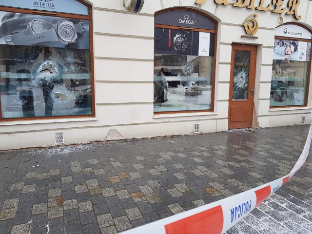 Nocne włamanie do jubilera w centrum Lublina. Sprawców nie wystraszyło miejsce, ani liczne kamery (zdjęcia)