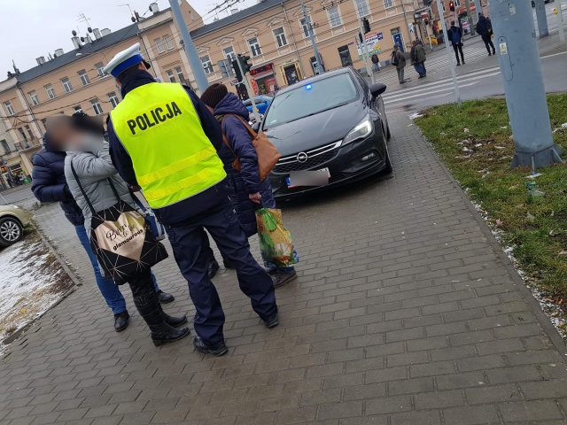 Piesi pod szczególnym nadzorem. Stoi radiowóz, obok funkcjonariusze, a i tak idą na czerwonym (zdjęcia)