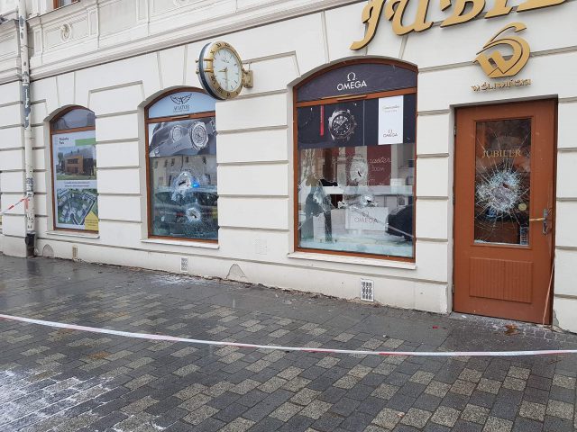 Nocne włamanie do jubilera w centrum Lublina. Sprawców nie wystraszyło miejsce, ani liczne kamery (zdjęcia)