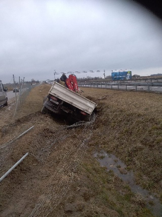 Ciężarówka wpadła do rowu. Niebawem droga zostanie czasowo zablokowana (zdjęcia)