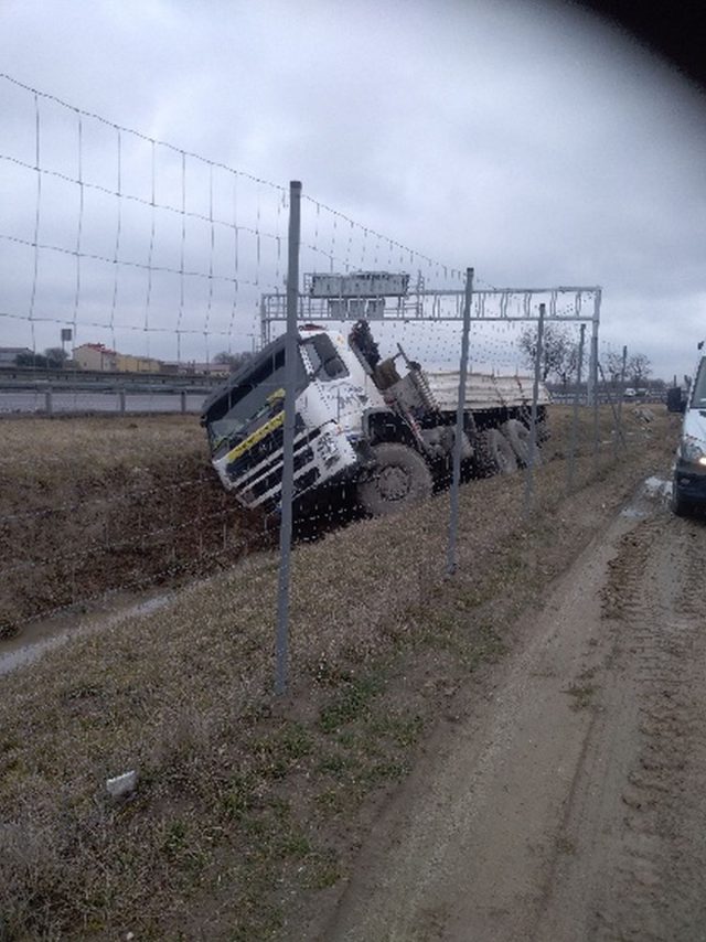 Ciężarówka wpadła do rowu. Niebawem droga zostanie czasowo zablokowana (zdjęcia)