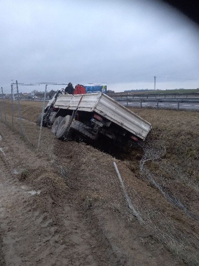 Ciężarówka wpadła do rowu. Niebawem droga zostanie czasowo zablokowana (zdjęcia)