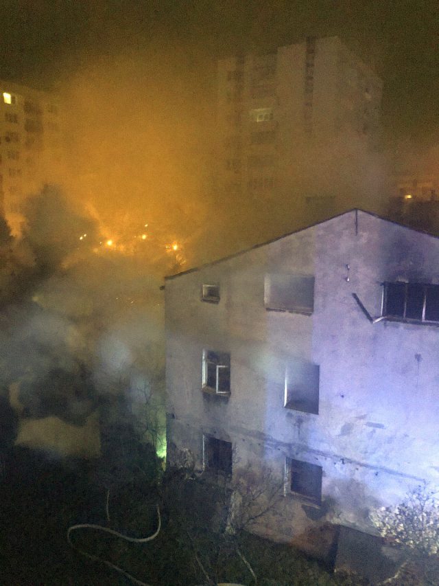 Od lat strażacy przyjeżdżają do tego samego pustostanu w Lublinie. Budynek wciąż jest podpalany (zdjęcia)