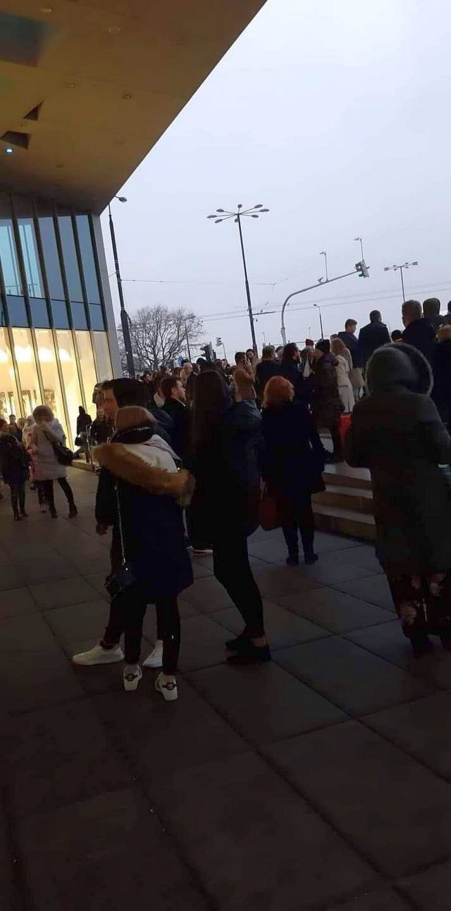 Ewakuacje w lubelskich galeriach handlowych. Na miejscu trwa poszukiwanie ładunków wybuchowych (zdjęcia)