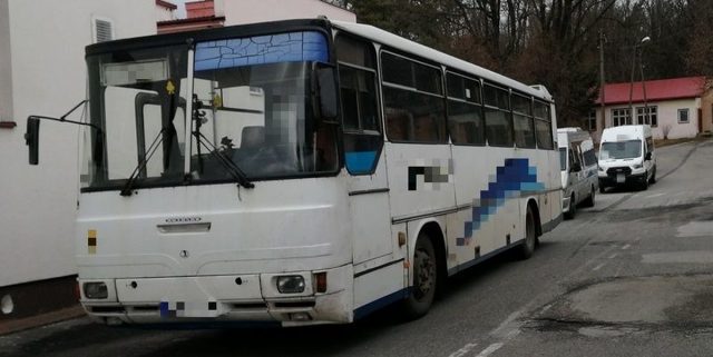 Tym autobusem wożono dzieci do szkoły. Inspektorzy zabronili dalszej jazdy, przewoźnik może stracić licencję (zdjęcia)
