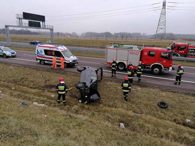 Wypadek na ekspresówce Lublin – Warszawa. Renault uderzył w skarpę, zatrzymał się na boku (zdjęcia)