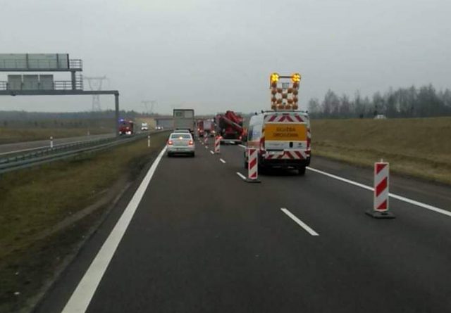 Wypadek na ekspresówce Lublin – Warszawa. Renault uderzył w skarpę, zatrzymał się na boku (zdjęcia)