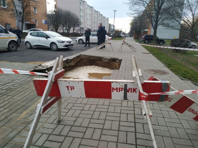 Awaria wodociągowa na lubelskich Czubach. Zapadł się chodnik, zalane są piwnice (zdjęcia)