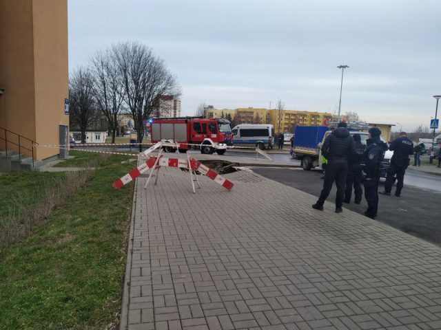 Awaria wodociągowa na lubelskich Czubach. Zapadł się chodnik, zalane są piwnice (zdjęcia)