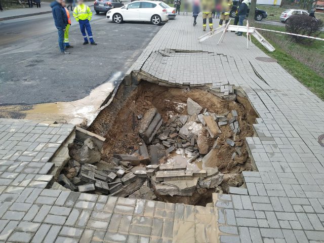 Awaria wodociągowa na lubelskich Czubach. Zapadł się chodnik, zalane są piwnice (zdjęcia)