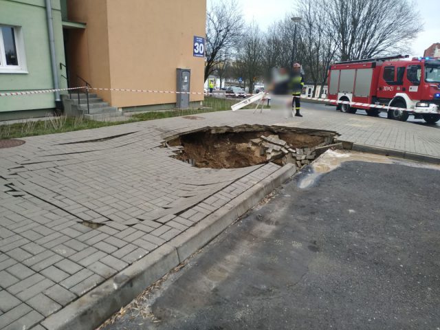 Awaria wodociągowa na lubelskich Czubach. Zapadł się chodnik, zalane są piwnice (zdjęcia)