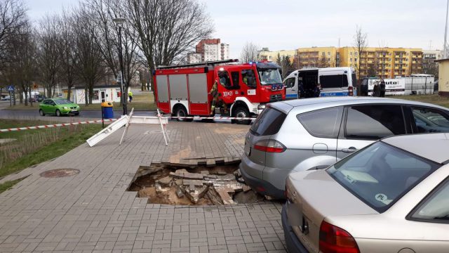 Awaria wodociągowa na lubelskich Czubach. Zapadł się chodnik, zalane są piwnice (zdjęcia)