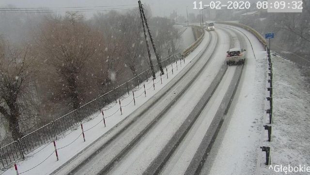 Biało na drogach regionu. Intensywne opady śniegu pogorszyły warunki do jazdy (wideo, zdjęcia)