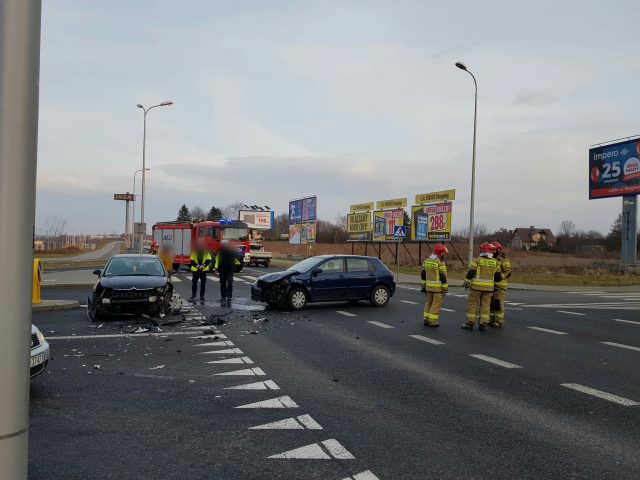 Skręcała w lewo, zajechała drogę toyocie. Doprowadziła do zderzenia pojazdów (zdjęcia)