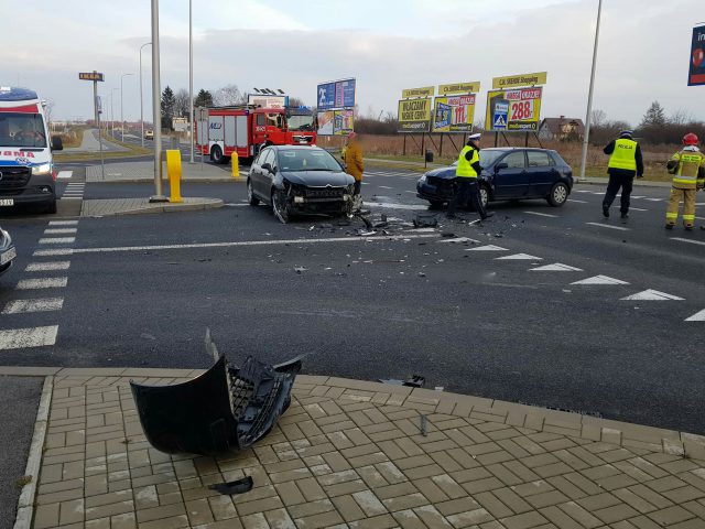 Skręcała w lewo, zajechała drogę toyocie. Doprowadziła do zderzenia pojazdów (zdjęcia)