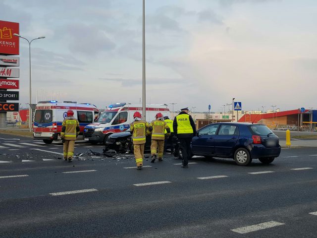 Skręcała w lewo, zajechała drogę toyocie. Doprowadziła do zderzenia pojazdów (zdjęcia)