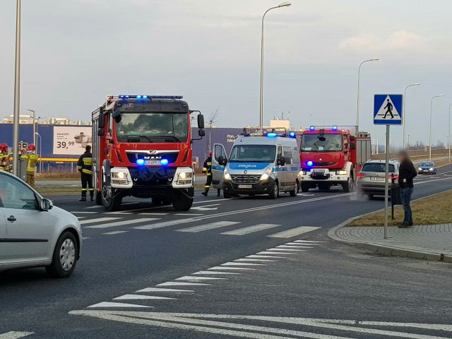 Skręcała w lewo, zajechała drogę toyocie. Doprowadziła do zderzenia pojazdów (zdjęcia)