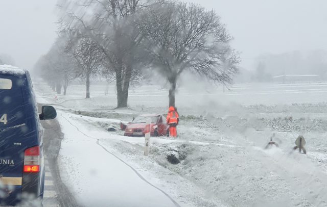 Po opadach śniegu poranny wysyp zdarzeń drogowych w Lublinie i regionie (wideo, zdjęcia)