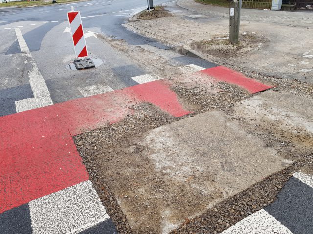 Sygnał od Czytelnika. Pachołek na pasie ruchu stoi kolejny miesiąc. Nikt z tym nic nie robi (zdjęcia)