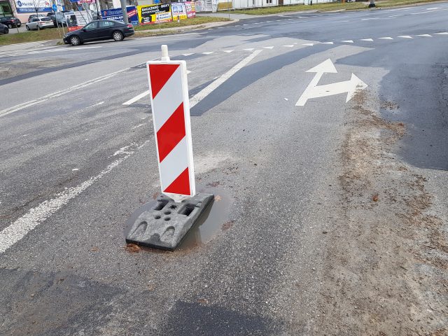 Sygnał od Czytelnika. Pachołek na pasie ruchu stoi kolejny miesiąc. Nikt z tym nic nie robi (zdjęcia)