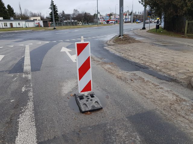 Sygnał od Czytelnika. Pachołek na pasie ruchu stoi kolejny miesiąc. Nikt z tym nic nie robi (zdjęcia)