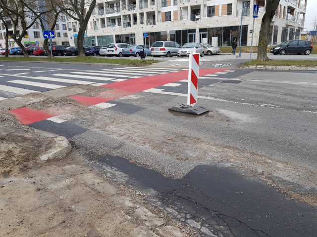 Sygnał od Czytelnika. Pachołek na pasie ruchu stoi kolejny miesiąc. Nikt z tym nic nie robi (zdjęcia)