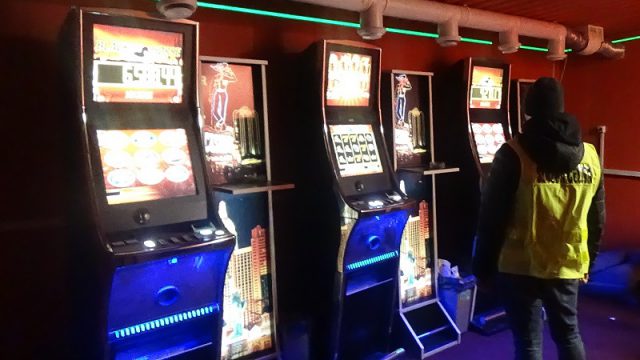 Trwa walka z nielegalnym hazardem. W Trojaczkowicach i Puławach zarekwirowano 8 urządzeń (zdjęcia)