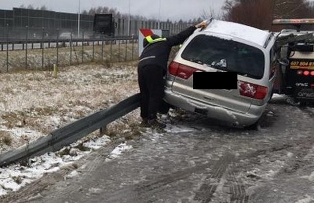 Kierujący BMW wpadł w poślizg podczas wyprzedzania, zderzył się z hyundaiem. Dwie osoby trafiły do szpitala (zdjęcia)