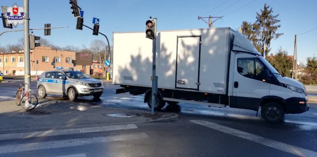 Skręcał w lewo, uderzył w rowerzystę. Cyklista dostał się pod koła