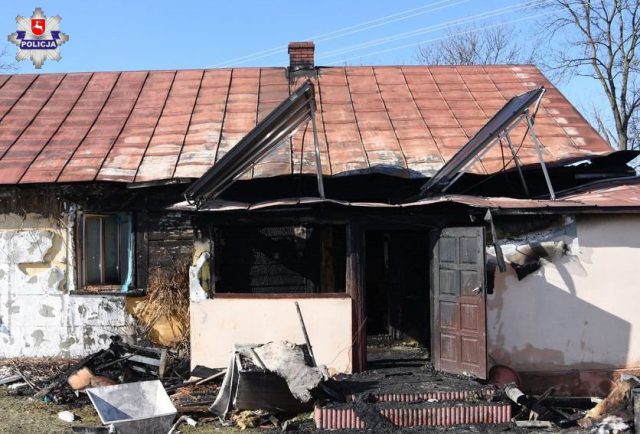 Ogień strawił dom sześcioosobowej rodziny. Próbowali gasić pożar, dwie osoby trafiły do szpitala (zdjęcia)