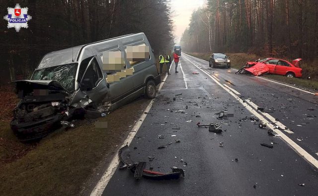 Czołowe zderzenie pojazdu dostawczego z osobowym na drodze wojewódzkiej. Są osoby poszkodowane (zdjęcia)