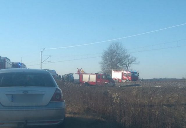 Poważny wypadek na przejeździe kolejowym. Pociąg roztrzaskał pojazd dostawczy (zdjęcia)