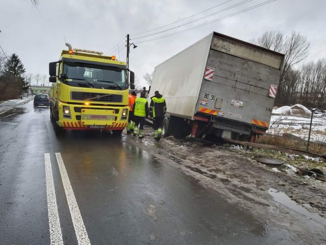 Ciężarówka wypadła z drogi na ul. Kasprowicza (zdjęcia)