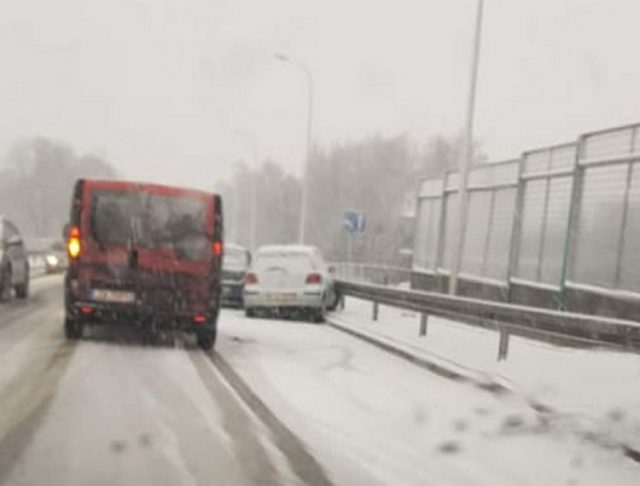 Po opadach śniegu poranny wysyp zdarzeń drogowych w Lublinie i regionie (wideo, zdjęcia)