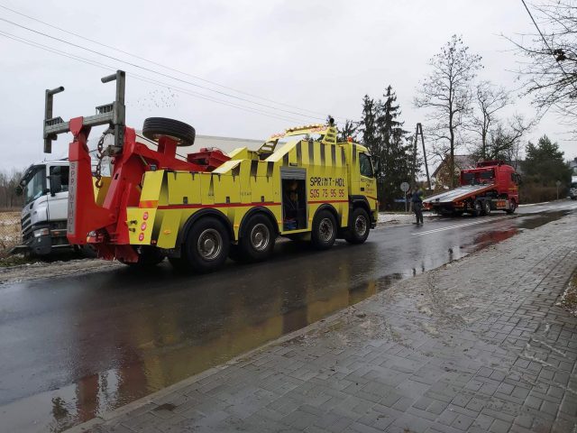 Ciężarówka wypadła z drogi na ul. Kasprowicza (zdjęcia)