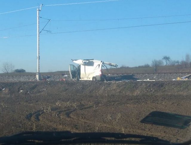 Poważny wypadek na przejeździe kolejowym. Pociąg roztrzaskał pojazd dostawczy (zdjęcia)