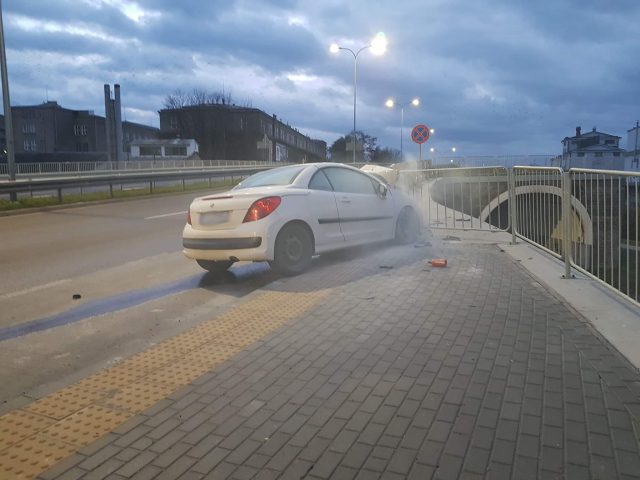 Peugeot wbił się w barierę. Kierowca był kompletnie pijany (zdjęcia)