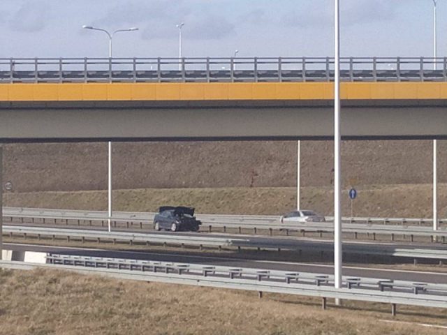 Na drodze S17 pojazd osobowy uderzył w barierę energochłonną (zdjęcia)