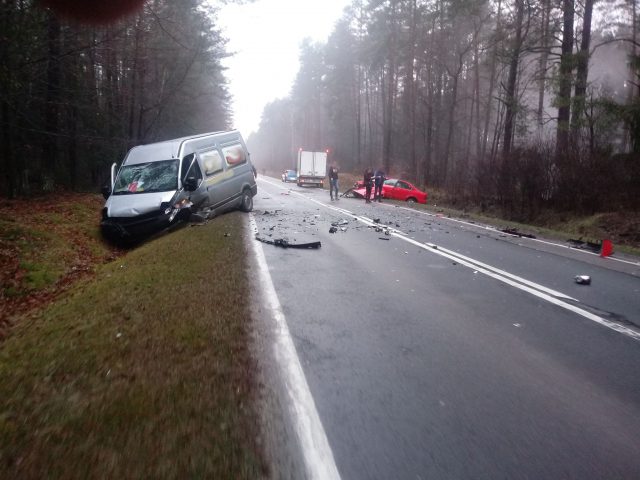 Czołowe zderzenie pojazdu dostawczego z osobowym na drodze wojewódzkiej. Są osoby poszkodowane (zdjęcia)