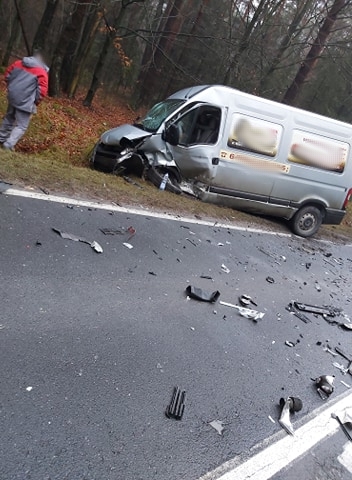 Czołowe zderzenie pojazdu dostawczego z osobowym na drodze wojewódzkiej. Są osoby poszkodowane (zdjęcia)