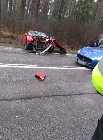 Czołowe zderzenie pojazdu dostawczego z osobowym na drodze wojewódzkiej. Są osoby poszkodowane (zdjęcia)