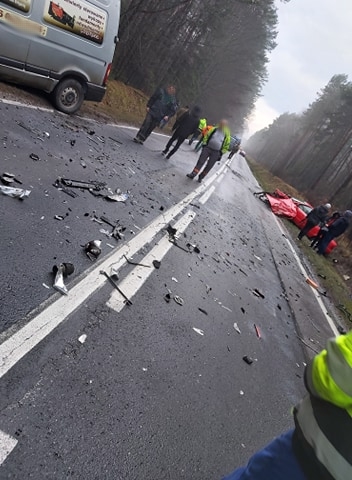 Czołowe zderzenie pojazdu dostawczego z osobowym na drodze wojewódzkiej. Są osoby poszkodowane (zdjęcia)