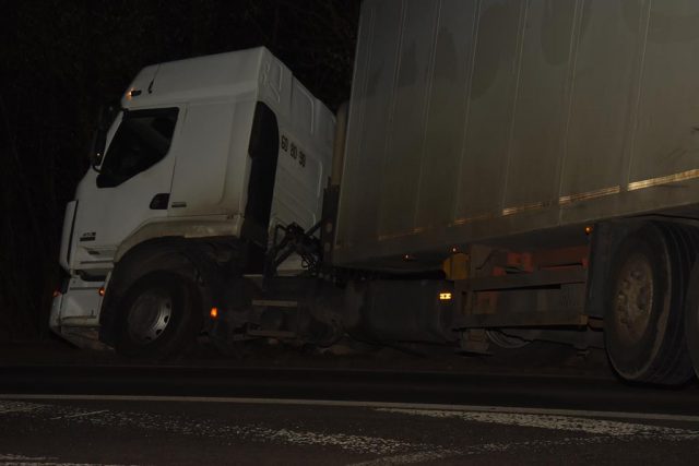 Ciężarówka wjechała do rowu. Utrudnienia w ruchu na trasie Dęblin – Moszczanka (zdjęcia)