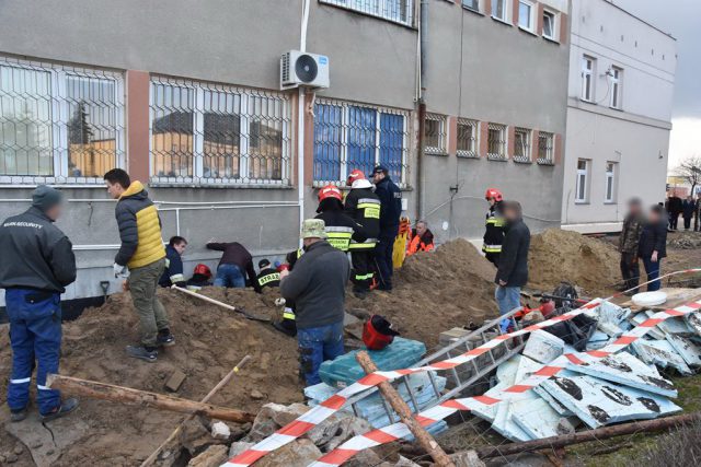 Dramatyczna akcja ratunkowa w Dęblinie. Dwie osoby przysypane ziemią w wykopie (zdjęcia)
