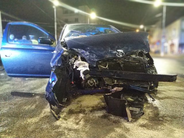 Nocne zderzenie toyoty z fordem na skrzyżowaniu. Jedno z aut uderzyło w słup (zdjęcia)