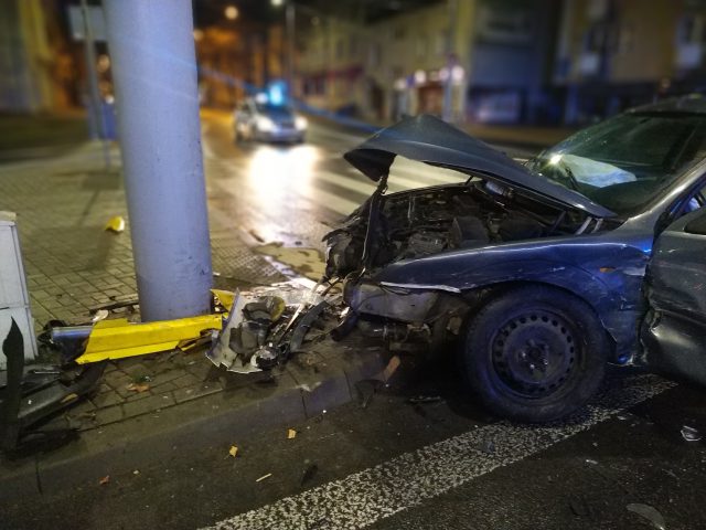 Nocne zderzenie toyoty z fordem na skrzyżowaniu. Jedno z aut uderzyło w słup (zdjęcia)