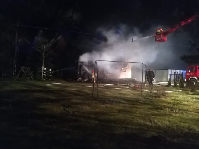 Tragiczny w skutkach pożar w domu.  Strażacy w pogorzelisku znaleźli zwłoki (zdjęcia)