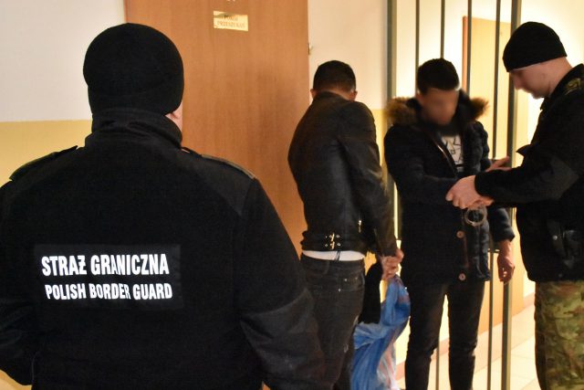 Obywatele Algierii nielegalnie przekroczyli granicę. Pięć osób zatrzymano, w tym organizatorów przerzutu (zdjęcia)
